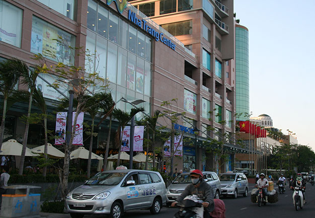 Nha Trang Center - nơi vừa bị hai đối tượng n&eacute;m &ldquo;bom xăng&rdquo; v&agrave;o s&aacute;ng sớm 01-11-2014 - Ảnh: P.S.N.