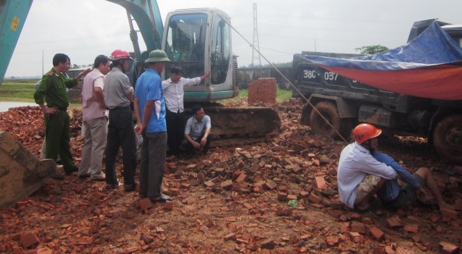 Tài xế xe cẩu đổ gạch, đè chết tài xế xe tải