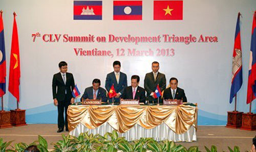Thủ tướng Nguyễn Tấn Dũng dự Hội nghị Cấp cao Campuchia-Lào-Việt Nam
