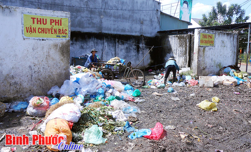 Bãi rác chợ Chơn Thành gây ô nhiễm môi trường