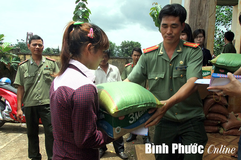 Công an tỉnh: Tặng quà hộ khó khăn và học sinh nghèo học giỏi