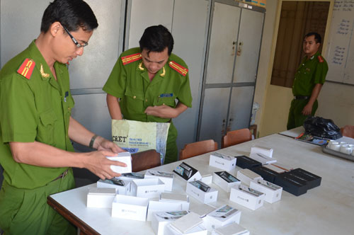 Cơ quan c&ocirc;ng an đang kiểm tra vật chứng iPhone cục gạch