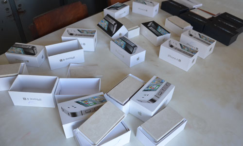 Cơ quan c&ocirc;ng an đang kiểm tra vật chứng iPhone cục gạch 2