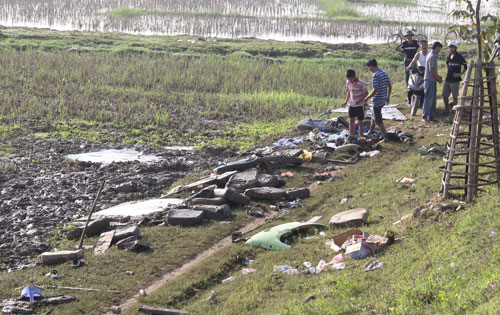 Một số đồ đạc trên xe khách còn sót lại tại hiện trường