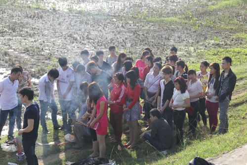 Các công nhân may mắn thoát chết thắm nén nhang cho nạn xấu số