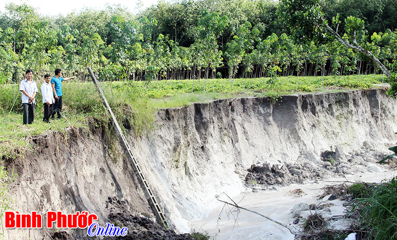 Mưa lớn cuốn đường dân sinh