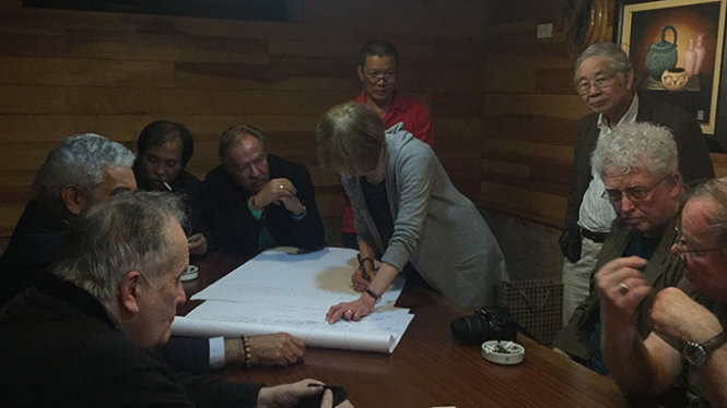 C&aacute;c nh&agrave; thơ của bốn nước Việt Nam, Mỹ, Cuba, Colombia trong buổi tối viết bức thư - Ảnh: Nh&agrave; thơ Nguyễn Quang Thiều cung cấp