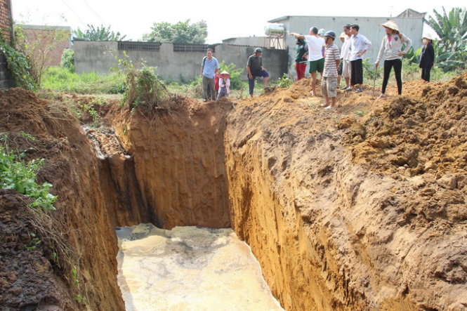 Dân vây bắt công ty môi trường đào hố xả thải trộm