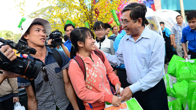 Ông Nguyễn Văn Rảnh Trưởng ban Dân vận Thành ủy TP.HCM thăm hỏi và tặng quà cho các công nhân trong lễ chuyến xe công nhân tại Nhà văn hóa Thanh niên, Q.1, TP.HCM chiều 12-2 - Ảnh: Quang Định