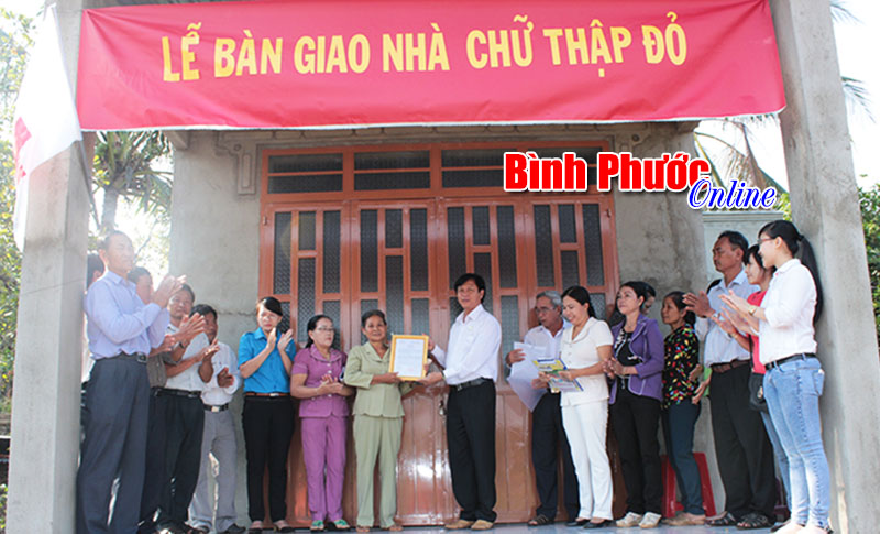 Trao nhà chữ thập đỏ cho hộ nghèo