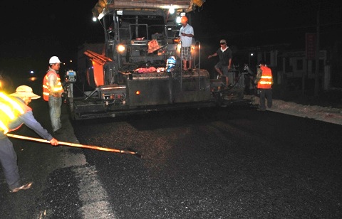 Nhà đầu tư BOT Đức Thành Gia Lai chỉ đạo các nhà thầu thảm nhựa vào ban đêm nhưng phải bảo đảm đủ ánh sáng