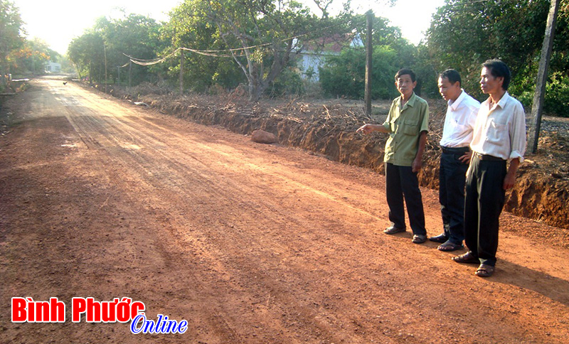 Nhân dân thôn 7, xã Long Hà đóng góp sửa 2km đường