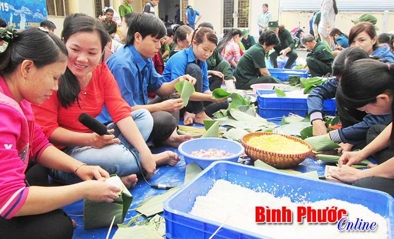 Hơn 500 bánh chưng tặng bệnh nhân nghèo, đoàn viên khó khăn