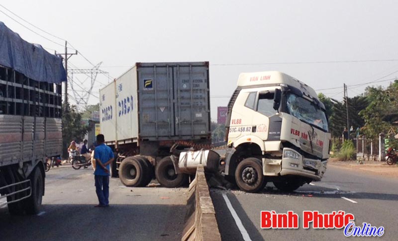 Container tông vào dải phân cách