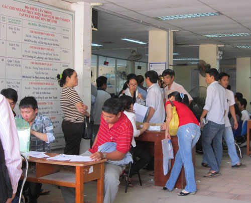 Người dân đăng ký mua bảo hiểm tại BHXH TP Hồ Chí Minh.
