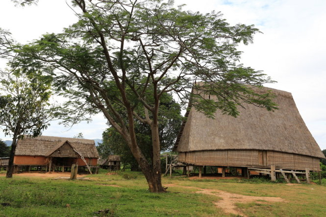 Nhà rông của làng Kon Sơ Lăl cũ lúc chưa bị cháy. Ảnh: TIẾN THÀNH