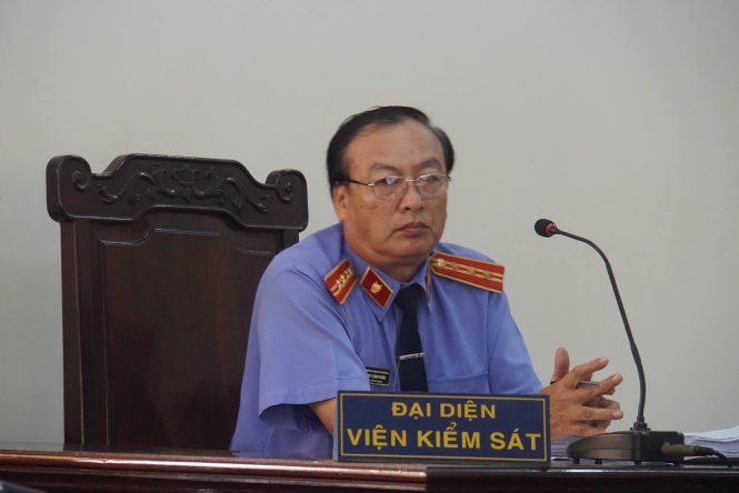 Đại diện Viện KSND tỉnh Đồng Nai giữ quyền công tố tại phiên tòa thẩm vấn bị cáo Vinh - Ảnh: Hà Mi