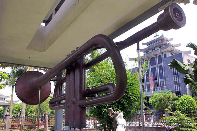 Chiếc kèn đồng lớn nhất khu vực Đông Nam Á dài 5,5m, loa kèn rộng 1,25m, nặng trên 3 tạ, làm hoàn toàn bằng đồng được bảo quản tại tòa giám mục Bùi Chu, tỉnh Nam Định