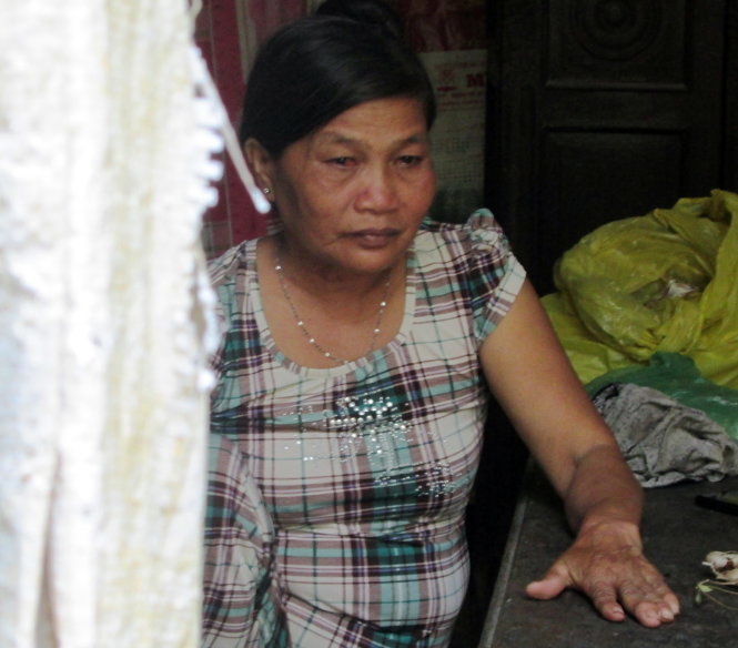 B&agrave; L&ecirc; Thị Thu Nga rớm nước mắt nghĩ đến con.