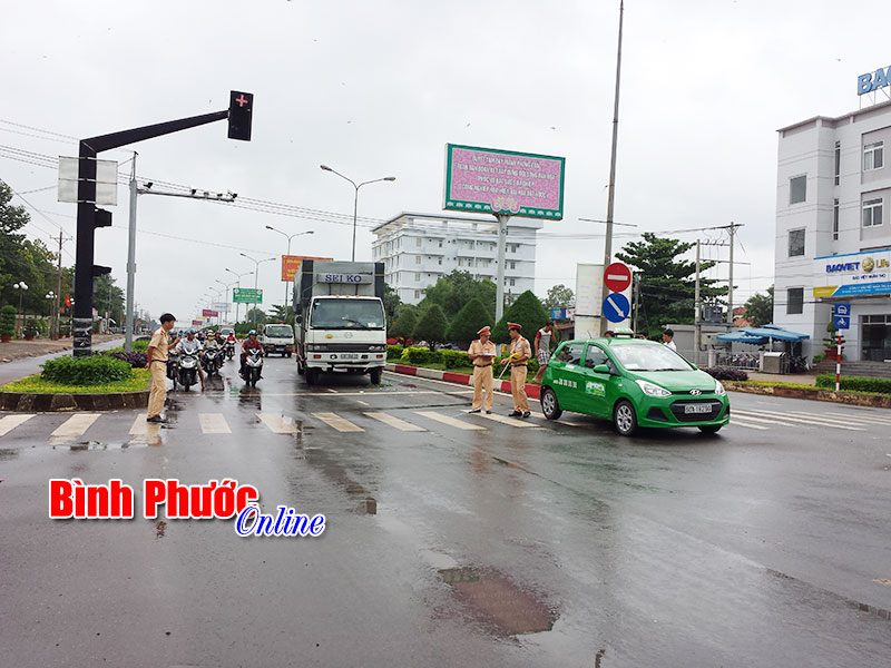 Không quan sát, xe tải húc vào đuôi taxi