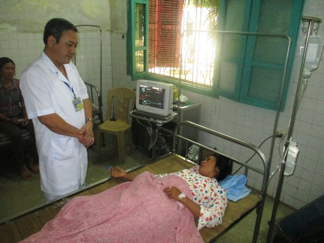 Bà Hà Thị Luyến đang điều trị tại Bệnh viện Đa khoa huyện Triệu Sơn (Thanh Hóa) vì ăn phải nấm độc - Ảnh: Hà Đồng.