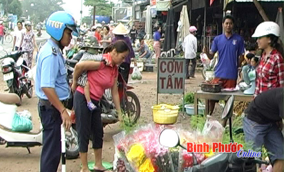 Chơn Thành: Chợ tự phát gây mất an toàn giao thông