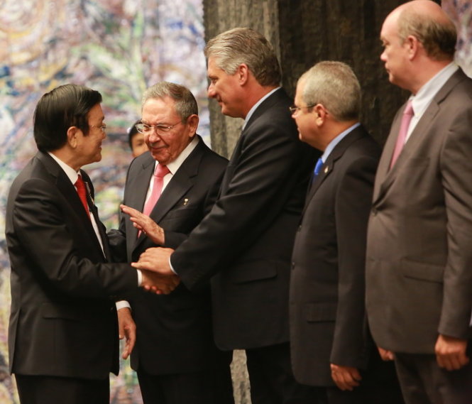 Chủ tịch Raul Castro giới thiệu các quan chức cấp cao của Cuba với Chủ tịch nước Trương Tấn Sang - Ảnh: V.V.Thành