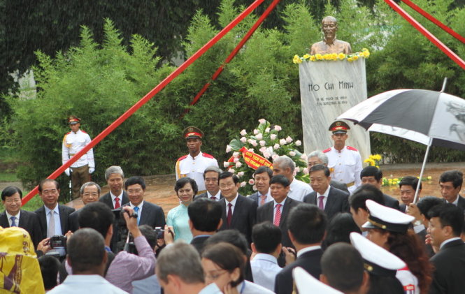 Chủ tịch nước Trương Tấn Sang và phu nhân cùng Đoàn đại biểu cấp cao Việt Nam đã đến đặt vòng hoa tại tượng đài Chủ tịch Hồ Chí Minh tại thủ đô La Habana và chụp ảnh lưu niệm tại đây - Ảnh: V.V.Thành