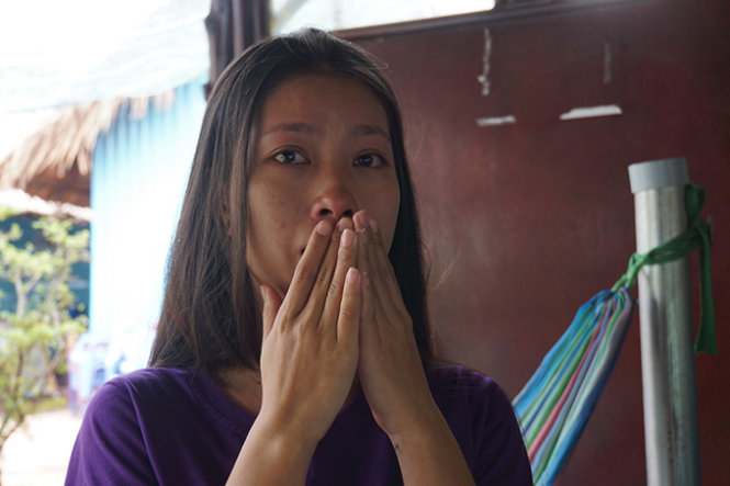 Chị Ho&agrave;ng Anh rơi nước mắt khi kể lại sự việc - Ảnh: H.M.
