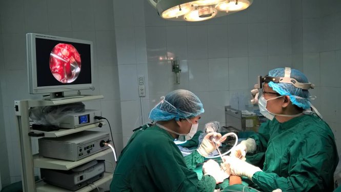 Các bác sĩ đang phẫu thuật cho ông Thảo
