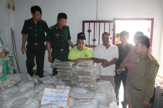 Trùm ma túy Xa Lam Phun Xi La (thứ tư từ phải sang) sau khi bị bắt và tang vật “khủng” của vụ án - Ảnh: SA TRUNG KIM