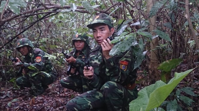 Trinh sát biên phòng Hà Tĩnh trên đường rừng ém quân - Ảnh: SA TRUNG KIM