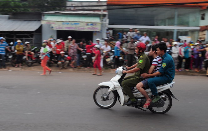 Một người dân hiếu kỳ không chấp hành khi dõi theo vụ việc bị cơ quan công an mời về làm việc - Ảnh: Đức Trong