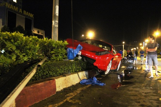 Siêu xe Ferrari leo dải phân cách - Ảnh: Hữu Khoa