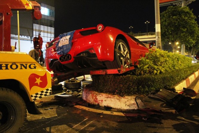 Chiếc siêu xe nằm chỏng vó trên dải phân cách - Ảnh: Hữu Khoa