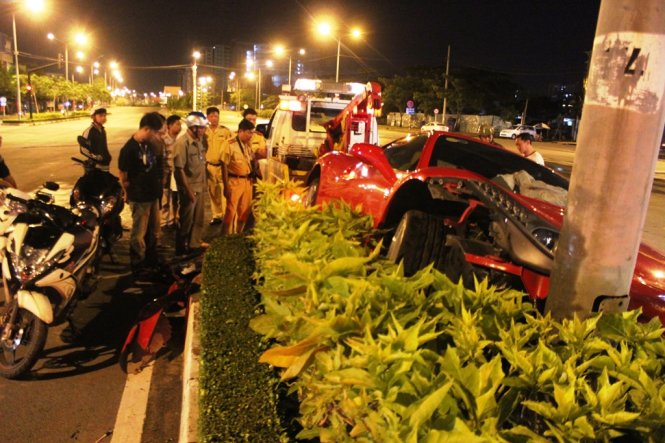 Tông trực diện vào trụ đèn - Ảnh: Hữu Khoa