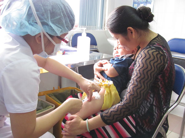 Vaccine dịch vụ: Hết hàng, tăng giá