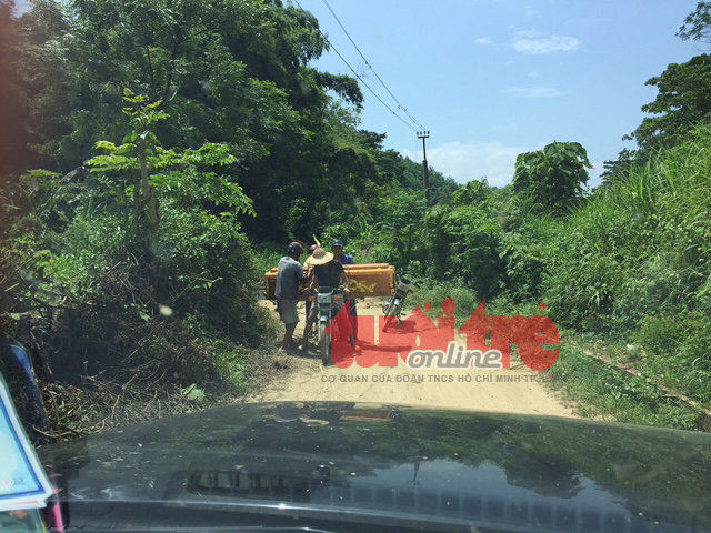 Gia đ&igrave;nh nạn nh&acirc;n mang quan t&agrave;i đến hiện trường để tẩm liệm - Ảnh: M.Quang