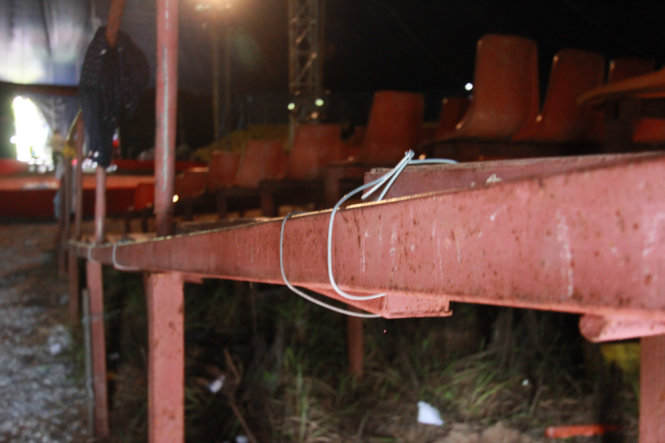 Dây thép để gia cố giữa các khung thép tại hàng ghế khán giả khá mỏng - Ảnh: Tiến Thắng