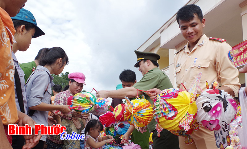 Công an tỉnh Bình Phước tặng quà trung thu trẻ em vùng sâu, xa