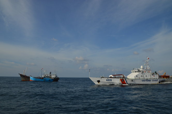 Tàu Cảnh sát biển đang tiếp cận chuẩn bị kiểm tra tàu bị bắt quả tang đang sang mạn trái phép xăng dầu trên vùng biển Việt Nam