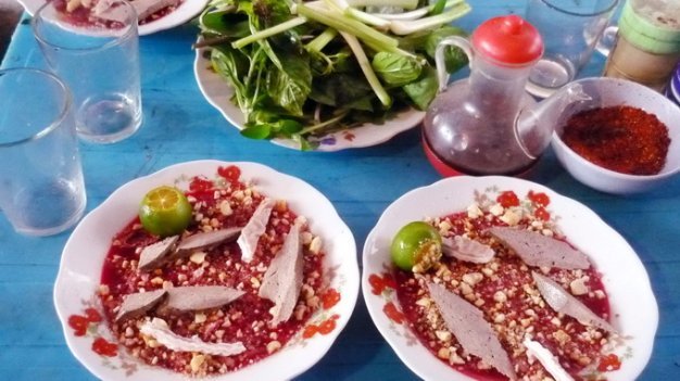 Lại nguy kịch vì ăn tiết canh