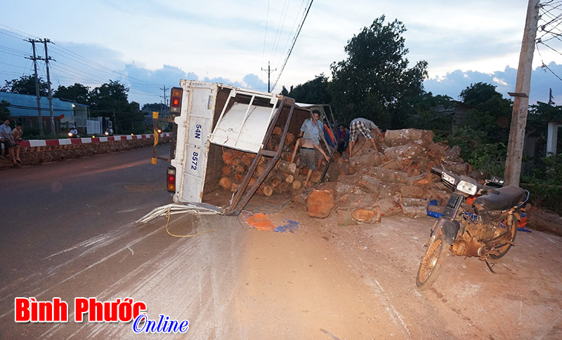 Xe tải lật nhào gây mất điện thị xã Phước Long