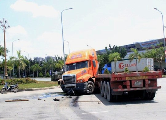 Clip kinh hoàng xe container lao thẳng vào dòng xe chờ đèn đỏ