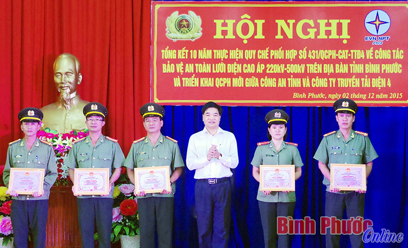 &Ocirc;ng V&otilde; Đ&igrave;nh Thủy, Gi&aacute;m đốc C&ocirc;ng ty truyền tải điện 4 trao giấy khen cho 5 tập thể c&oacute; th&agrave;nh t&iacute;ch xuất sắc trong c&ocirc;ng t&aacute;c thực hiện quy chế phối hợp