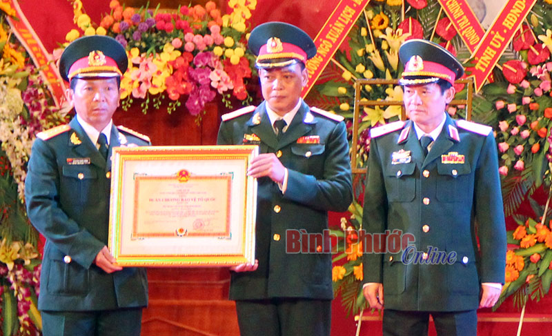 Thừa ủy quyền của Chủ tịch nước, Thiếu tướng Lê Bửu Tuấn trao Huân chương Bảo vệ Tổ quốc hạng Nhì cho Bộ chỉ huy Quân sự tỉnh