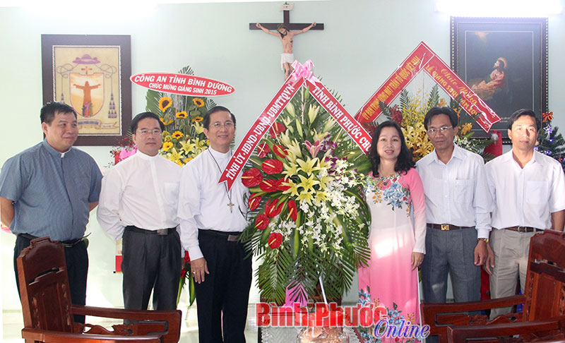L&atilde;nh đạo tỉnh ch&uacute;c mừng lễ Gi&aacute;ng sinh tại T&ograve;a gi&aacute;m mục Gi&aacute;o phận Ph&uacute; Cường (tỉnh B&igrave;nh Dương) dịp Noel 2015