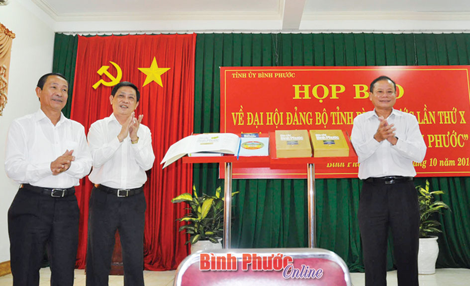Từ trái sang: Nguyên Chủ nhiệm Ủy ban Kiểm tra Tỉnh ủy, Trưởng ban tổ chức Tỉnh ủy Nguyễn Văn Dũng, nguyên Trưởng ban Tuyên giáo Tỉnh ủy Giang Văn Khoa, nguyên Trưởng ban Tổ chức Tỉnh ủy Nguyễn Thanh Vân công bố bộ sách “Địa chí Bình Phước” - Ảnh: H.T