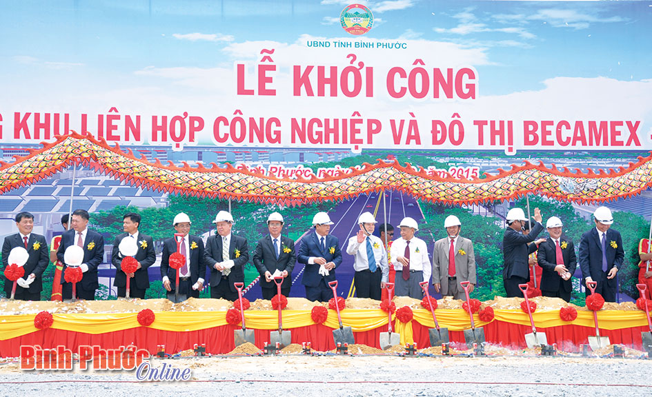 Nguy&ecirc;n Tổng b&iacute; thư L&ecirc; Khả Phi&ecirc;u, nguy&ecirc;n Chủ tịch nước Nguyễn Minh Triết c&ugrave;ng l&atilde;nh đạo 2 tỉnh B&igrave;nh Dương, B&igrave;nh Phước thực hiện lễ động thổ khởi c&ocirc;ng x&acirc;y dựng dự &aacute;n Becamex - B&igrave;nh Phước - Ảnh: T. MẢNG