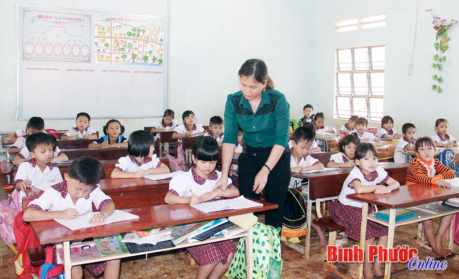 C&ocirc; v&agrave; tr&ograve; Trường tiểu học Hai B&agrave; Trưng, x&atilde; Ph&uacute; Văn, huyện B&ugrave; Gia Mập trong giờ học - Ảnh: V. THUY&Ecirc;N